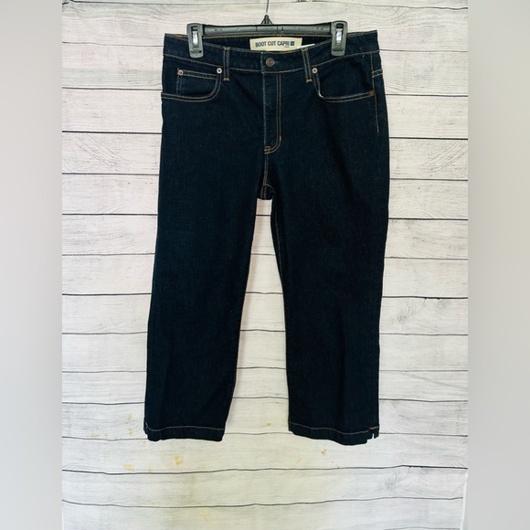 Levi’s Women’s Dark Wash Mid Rise Stretch Boot Cut Denim Capri Jeans Size 12 - Picture 1 of 9